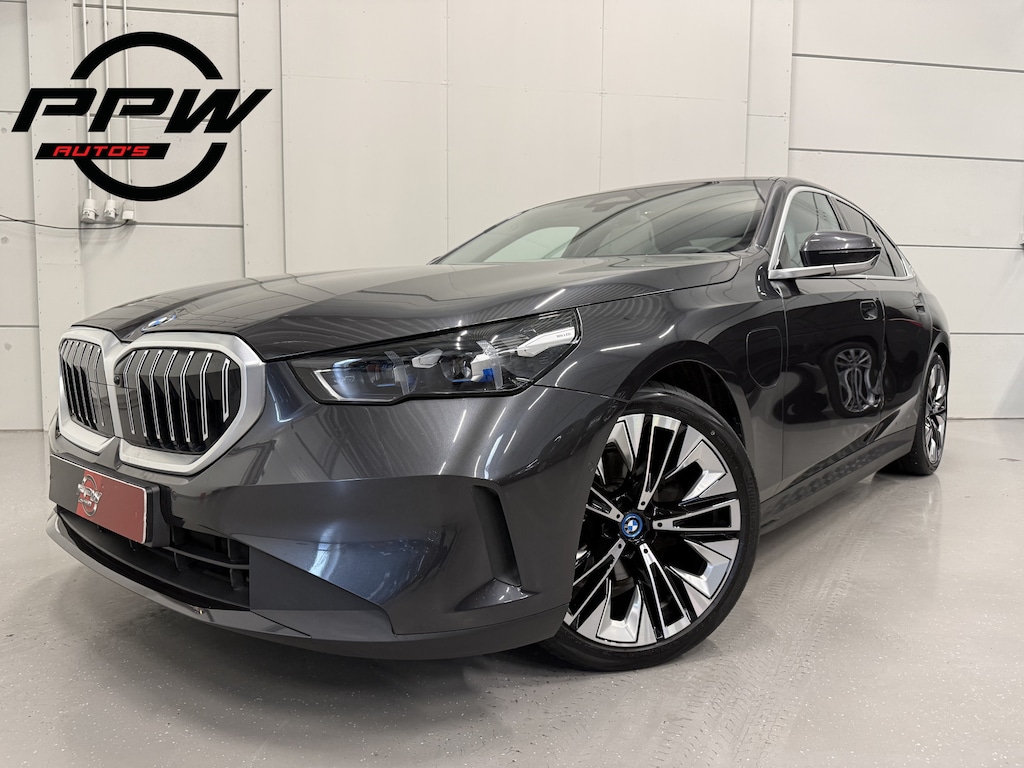 BMW 5-Serie 530e Edition PANO/H&K/HEAD-UP/LEER-SPORT/CURVED-DISPLAY/360CAMERA/20"/LED-ADAPTIVE/KEYLESS/ELECTR.TREKHAAK/NIEUW-MODEL2025/BTW-AUTO/FABRIEKS-GARANTIE T/M 06-2027