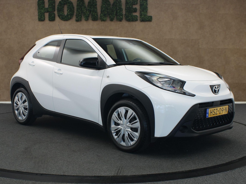 Toyota Aygo X 1.0 VVT-i MT Play - ORIGINEEL NEDERLANDSE AUTO - ACHTERUITRIJCAMERA - APPLE CARPLAY/ANDROID AUTO - CRUISE CONTROL ADAPTIEF - AIRCO - VERKEERSBORDDETECTIE - GROOTLICHTASSISTENT - LEDEREN STUURWIEL - DAB-ONTVANGER - BLUETOOTH TELEFOONVOORBEREIDING