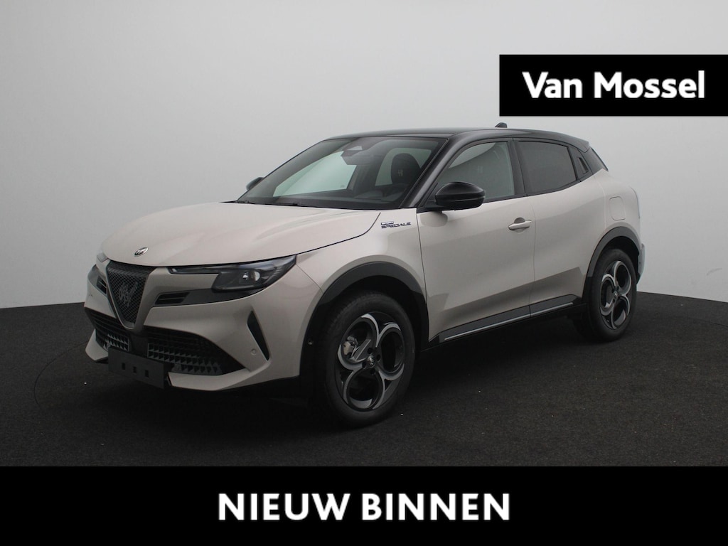 Alfa Romeo Junior 1.2 Turbo Hybrid Ibrida Sport Speciale | Techno Pack | Electrisch Panorama Schuifdak | LMV 18" | Two-Tone kleur | Spciale Actie Korting! |