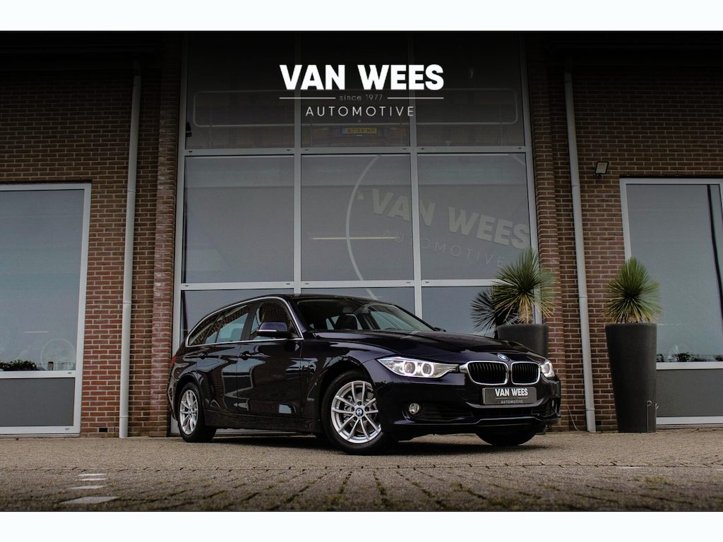 BMW 3-Serie Touring 320i Executive | Origineel NL | 3e eigenaar | Xenon | Navigatie Business | Cruise control | Bluetooth | Sportstuur | PDC | Regensensor | Climate control