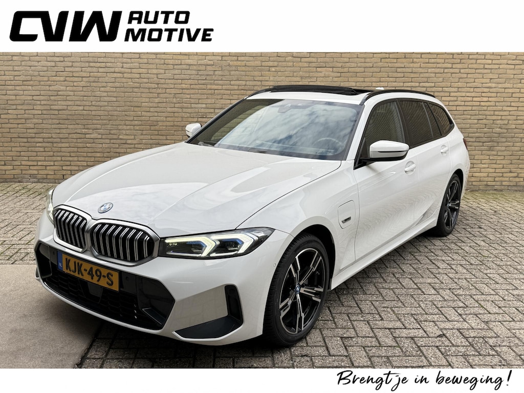 BMW 3-Serie 320e M Sport | Facelift | Panoramadak | Innovation Pack | Adaptieve LED | Adaptieve cruise | CarPlay | Wide screen | Camera | Sportstoelen half leder | Stoelverwarming | Head up | Keyless | Memory | Sfeerverlichting | Harman&kardon | Shadow Line | Elektrische achterklep | Volledig dealeronderhouden