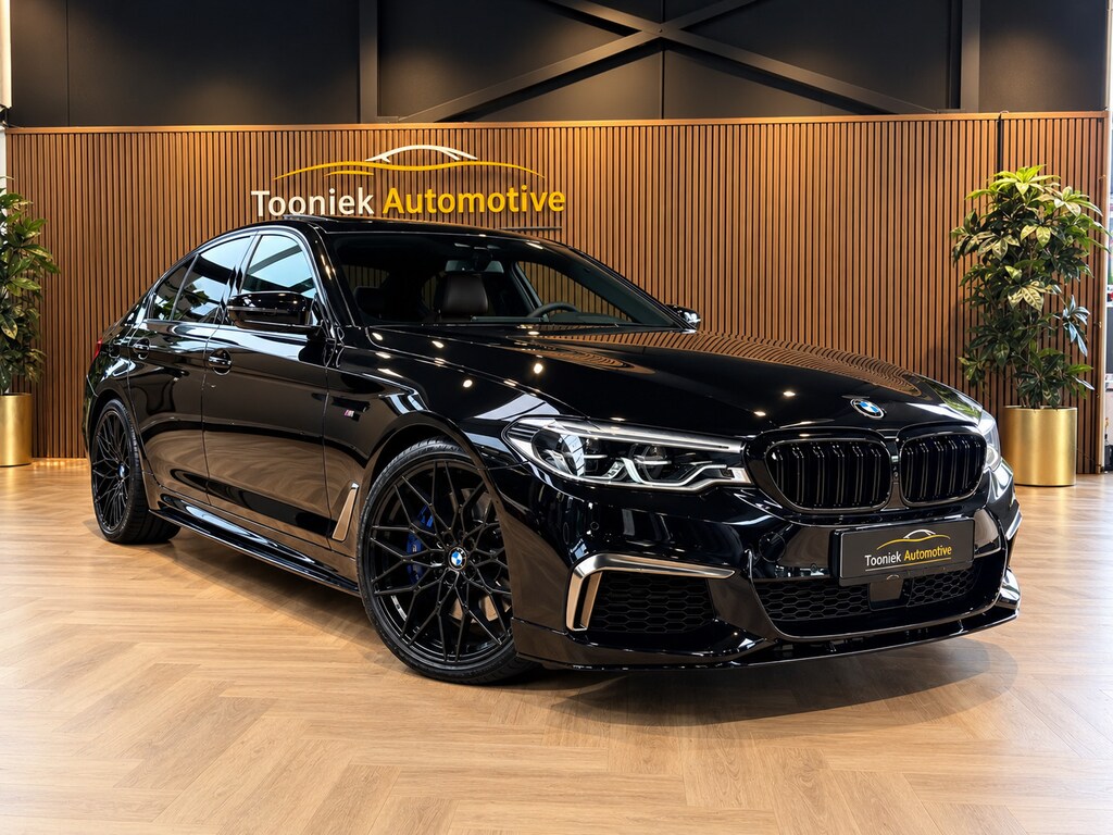 BMW 5-Serie M550i xDrive High Executive Bom vol | leder | beeldschermen achterin | en een adembenemend geluid