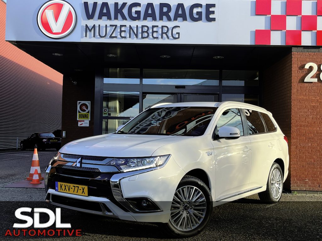 Mitsubishi Outlander 2.4 PHEV Intense+ // HALF-LEDER/ALCANTARA // NAVI + CARPLAY // STANDKACHEL FUNCTIE // CAMERA // KEYLESS // ELEK. STOEL // TREKHAAK!!