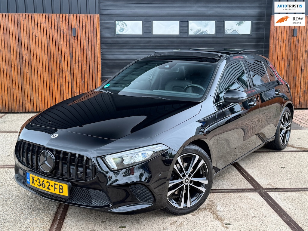 Mercedes-Benz A-klasse 180 Pano | Sfeerverlichting | Leder | 18'' met zgan all season