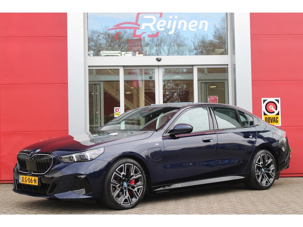 BMW 5-Serie 550e 490PK xDRIVE | BMW INTERGRAL ACTIVE STEERING (4 WIELBESTURING) | M SPORT PRO | PANORAMA DAK | BOWERS & WILKINS PREMIUM AUDIOSYSTEM | STUUR VERWARMING | 20" LICHTMETALEN VELGEN | ICONIC GLOW GRILL | ZONNESCHERM ACHTERRUIT ELEKTRISCH | INTERIEURLIJSTEN M DONKERZILVER/CARBON FIBER | DRIVING ASSISTANT PLUS | SHADOW LINE | INNOVATIE PAKKET | TRAVEL PAKKET | COMFORT PAKKET (AUTOMATISCHE AIRCONDITIONING 4 ZONES MET AUTOMATISCHE LUCHTCIRCULATIEFUNCTIE, STOELVERWARMING VOOR + ACHTER, STOELEN ELEKTRISCH VERSTELBAAR MET MEMORY, ACTIEVE STOELVENTILATIE VOOR) | BMW INDIVIDUAL LEER MERINO SILVERSTONE/ATLAS GRIJS | COMFORT ACCES | DRAADLOZE TELEFOONLADER | DRAADLOZE APPLE CARPLAY/ANDROID AUTO | NAVIGATIE PROFFESIONAL | SFEER VERLICHTING | 360° CAMERA | ELEKTRISCH BEDIENBARE ACHTERKLEP | HEAD UP DISPLAY | ELEKTRISCH BEDIENBAAR STUURKOLOM | BMW INDIVIDUAL TANSANIT BLAU |