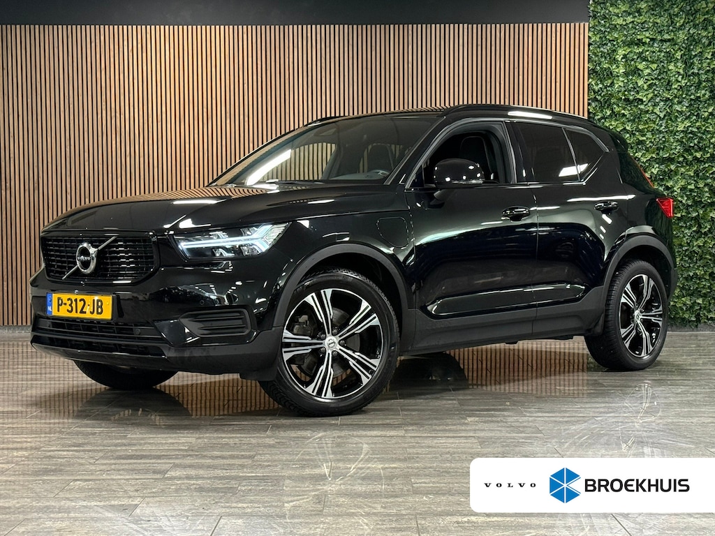 Volvo XC40 T5 Recharge R-Design | Schuifdak | Trekhaak | Parkeercamera | Adaptieve Cruise Control | Stoel en Stuurwielverwarming | Privacy Glass | 19 Inch | Microtech / alcantara bekleding met wit stiksel en bies | Zitting verlenging voorstoelen | Pilot Assist | BLIS Dode Hoek Detectie | Keyless Drive | Parkeersensoren voor+achter | Privacy Glass | Elektrisch bedienbare achterklep | DAB Radio | Apple Carplay/Android Auto | Volvo On Call met mobiele App functie | Onyx Black Metallic |