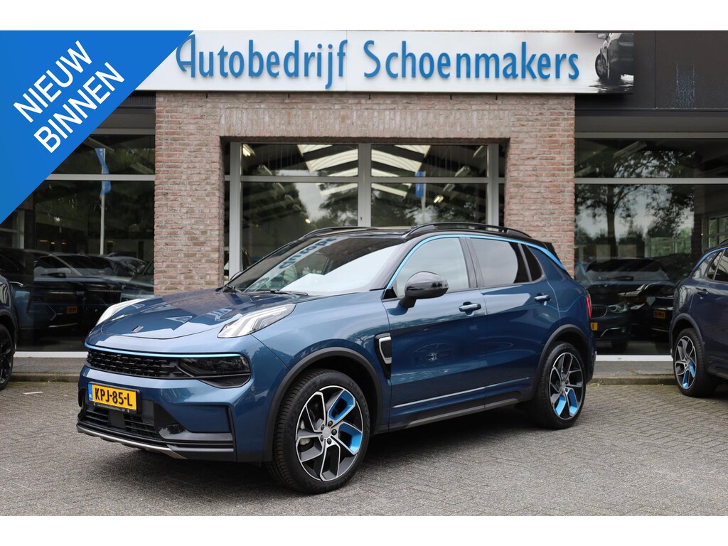 Lynk & Co 01 1.5 MY23! 6.6KWh TREKHAAK! ZWARTE-HEMEL ROLHOES MY23 360-CAMERA PANO/SCHUIF INFINITY DAB NAVI CARPLAY STOELVERWARMING ELEK.ACHTERKLEP 20"LMV