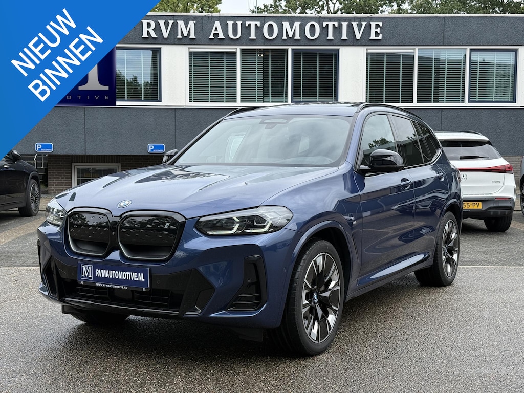 BMW iX3 High Executive 80 kWh M-SPORT SHADOW| SOH 99%| VAN: 43.900,- VOOR: 40.877,- UW HERFSTVOORDEEL: 3.023,| SUPER COMPLEET!| 360 CAMERA| HARMAN KARDON| ELEKTRISCHE STOELEN| HUD|DRIVING ASS. PROFF!| ELEKTRISCHE ACHTERKLEP| GESTURE CONTROL|