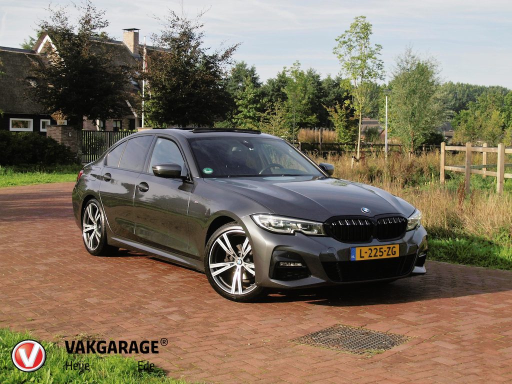 BMW 3-Serie 318i Business Edition | M-Pakket | Panoramadak | Trekhaak | Camera | Sfeerverlichting | Sportstoelen | NL-Auto |