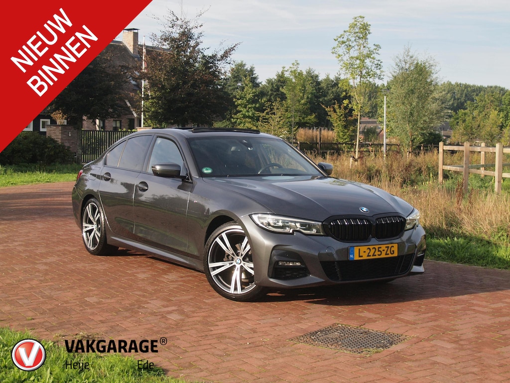 BMW 3-Serie 318i Business Edition | M-Pakket | Panoramadak | Trekhaak | Camera | Sfeerverlichting | Sportstoelen | NL-Auto |