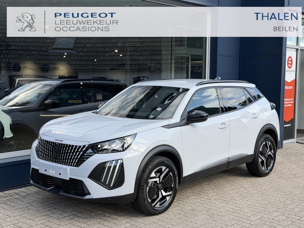 Peugeot 2008 1.2 Hybrid 145 PK Allure | NETTO DEAL | Automaat Hybride | BOUWJAAR 6-2026 DEMO MET €10.000 VOORDEEL | 360 Graden Camera | Dode Hoek Detectie | Parkeersensoren V+A | Hoge Zitpositie | Climate Control | Stoelverwarming | Navigatie via Telefoon | Dakrails | Cruise Control | Apple Carplay & Android Auto draadloos | LED Verlichting | 17" Lichtmetalen Velgen |