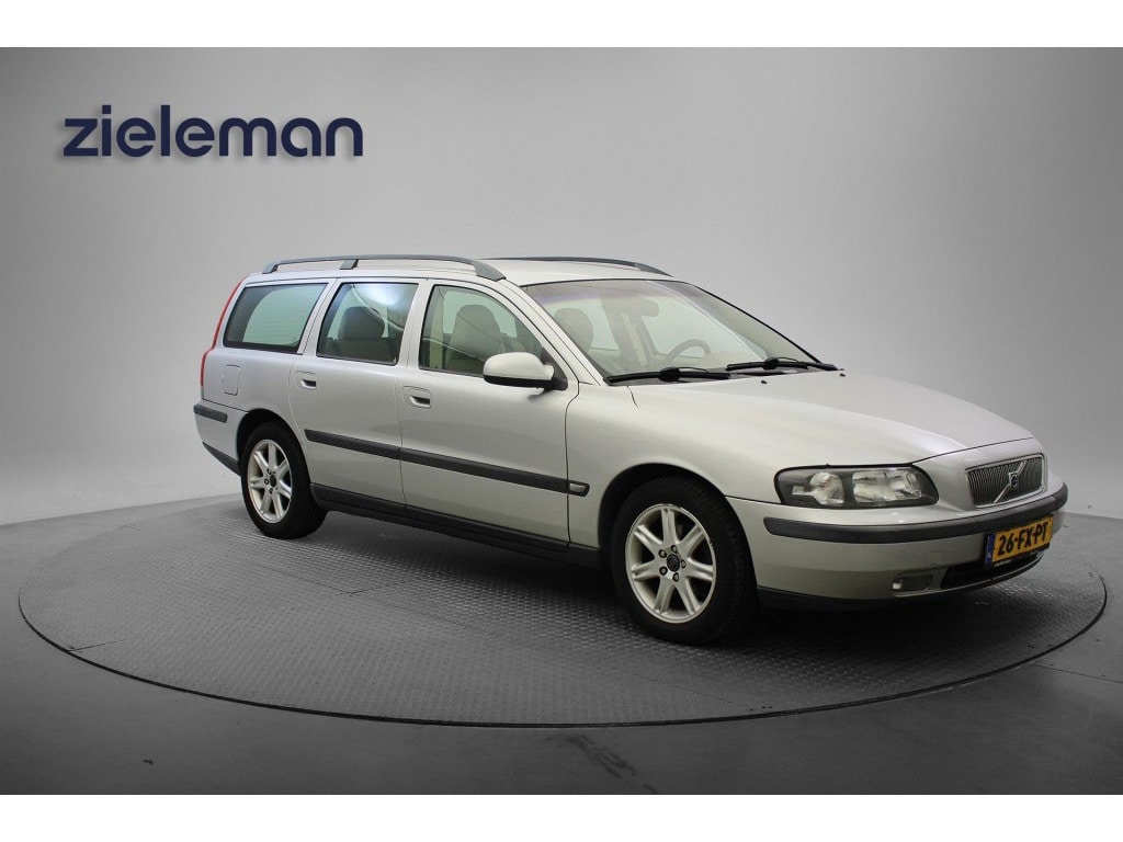 Volvo V70 2.4 Comfort Line Automaat - Airco, Leer, Cruise, Trekhaak