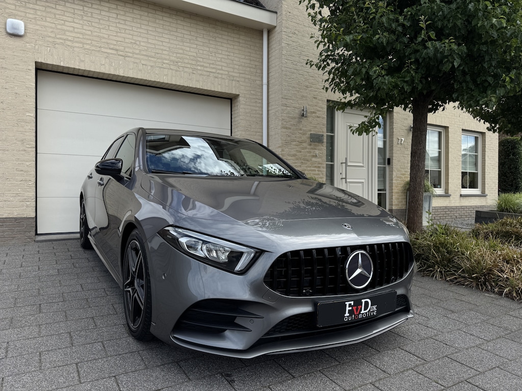Mercedes-Benz A-klasse 180 AMG Aut Nightpakket Widescreen AmbientLight Keyless SportLeder Led Camera 18" Pdc