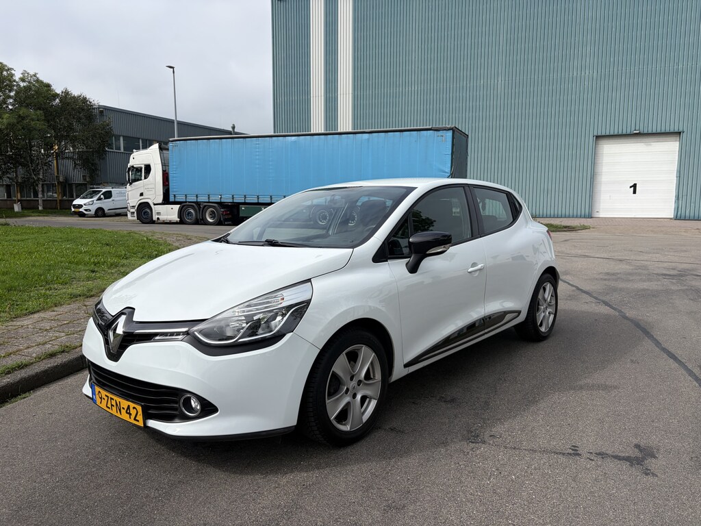 Renault Clio 0.9 TCe Expression 5-Deurs 90 PK. Mooie en zeer fijn rijdende auto !!! Eerste eigenaar !! Alle keuringen toegestaan !