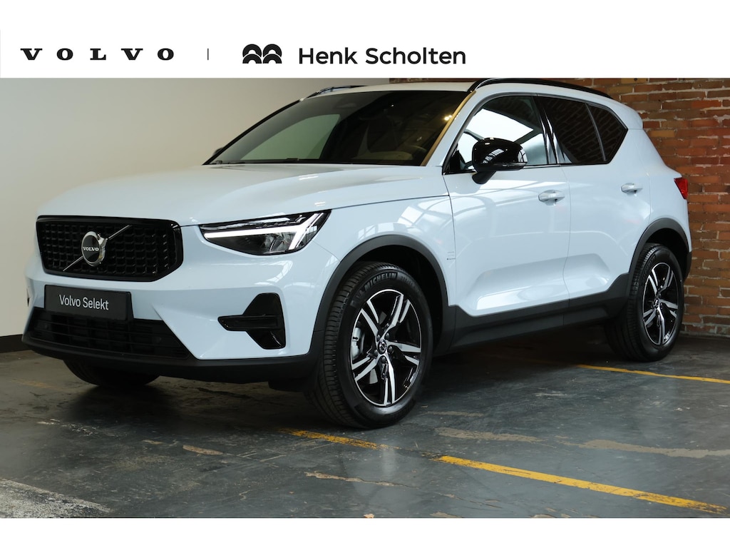 Volvo XC40 B4 Plus Dark | Trekhaak | Panoramadak | Verwarmbare voorstoelen, voorruit en stuurwiel | Premium audio by Harman Kardon | Apple carplay/Android auto | Keyless |