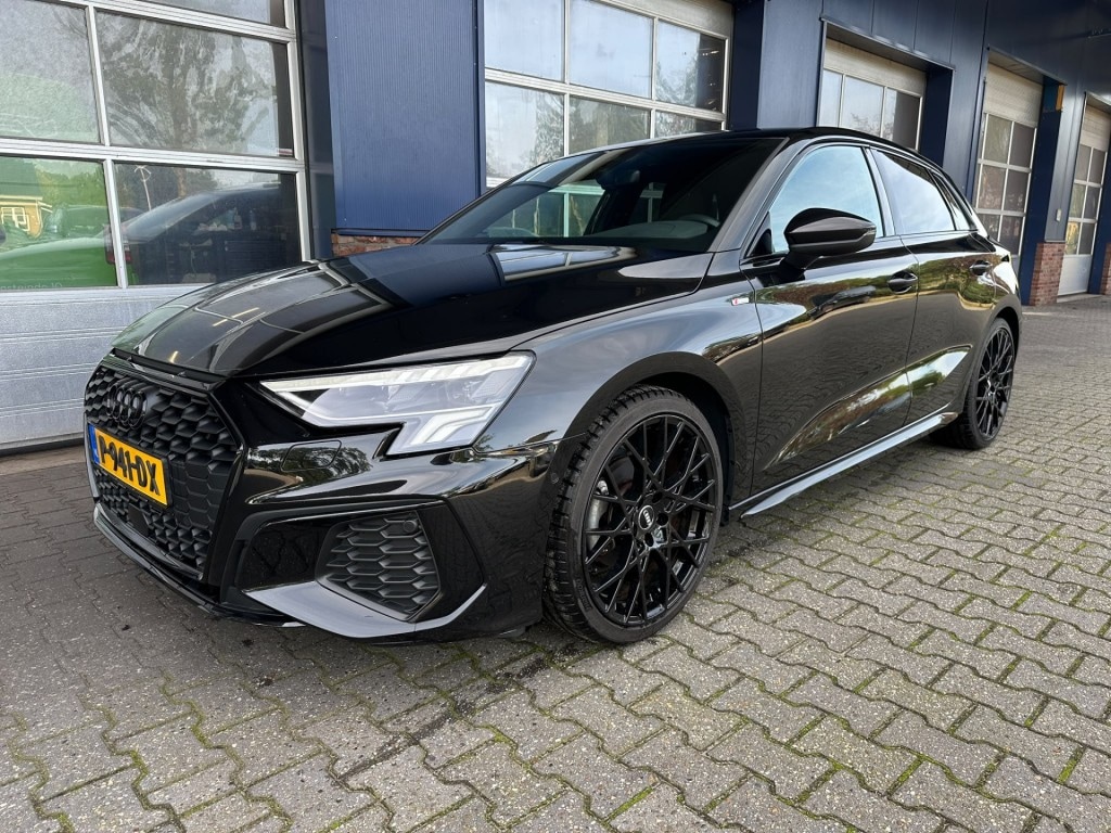 Audi A3 30 TFSI S-LINE, Black, Automaat, ACC, Camera, Carplay, ALL IN prijs!