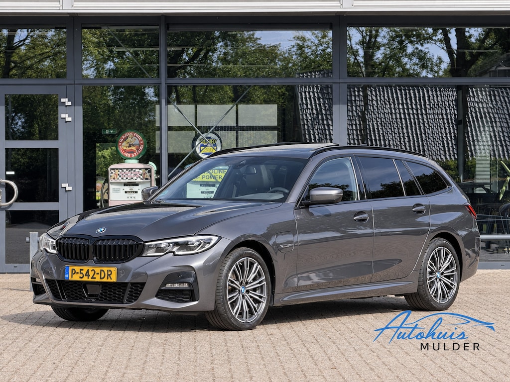 BMW 3-Serie Touring 320e Business Edition Plus | M Sport | Leder | Achteruitrijcamera | Panoramadak | Stoelverwarming | SoH 94%