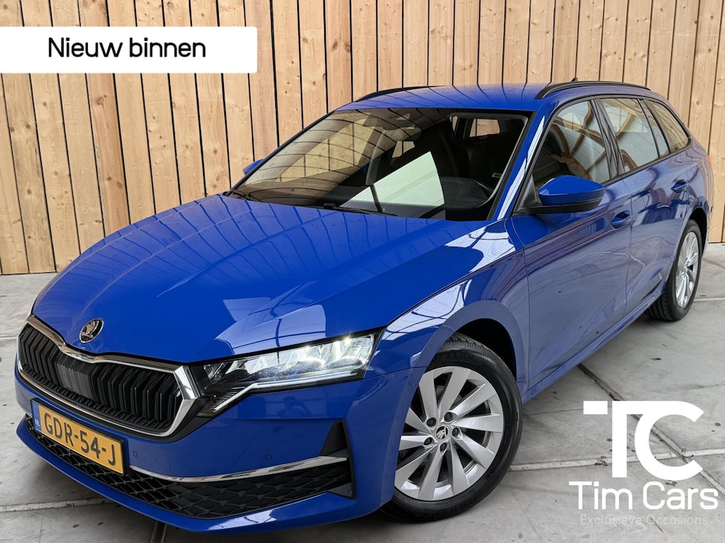 Skoda Octavia Combi 1.5 TSI First Edition Automaat | Apple CarPlay/Android Auto | Achteruitrijcamera | Cruise & climate control | LED koplampen | Stoel- en stuurwielverwarming | Rijstrooksensor | Parkeersensoren voor en achter