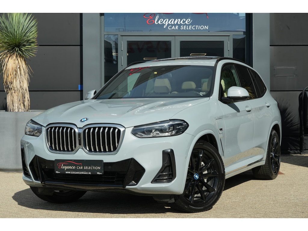 BMW X3 xDrive30e M Sport High Executive | 292 PK | PHEV | PANO | 360° Camera | Leder BMW X3 xDrive30e M Sport High Executive 292 PK Plug-in Hybrid met 2.0 viercilinder benzinemotor en automatische 8-traps transmissie, voorzien van elektrisch panoramadak, lederen bekleding, 36