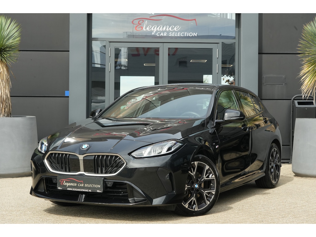 BMW 1-Serie 120 M Sport Design | 156 PK | Adaptieve Cruise Control | Automaat | Camera | BMW 120 M Sport Design 156 PK met 1.5 driecilinder benzinemotor en 48V Mild Hybrid-technologie, gekoppeld aan een 7-traps Steptronic automaat met dubbele koppeling. Sportief uitgevoerd met M