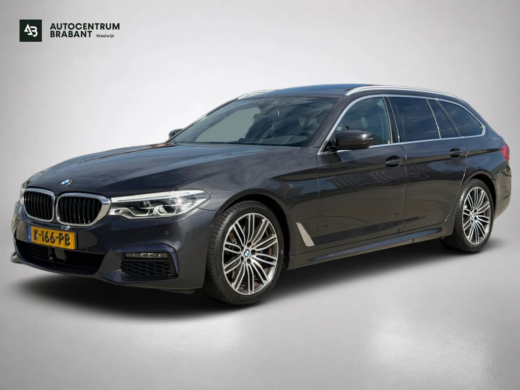 BMW 5-Serie Touring 530i xDrive High Executive M-PAKKET (Deale OndH, Panorama, Trekhaak, Stoel/Stuur Verw, Carplay, Addapt Cruise)