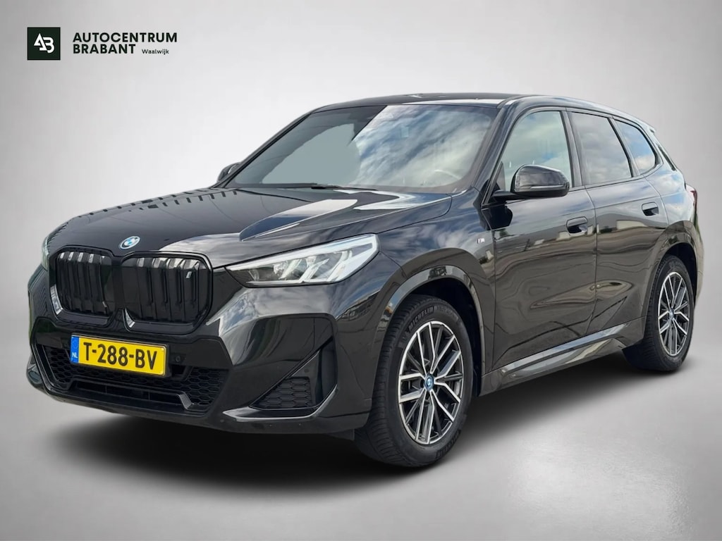 BMW iX1 XDrive30 Launch Edition M-SPORT 96% SOH (NL-auto, Dealer OnderH, Camera, Carplay, Navi, Leder, Climate Con, Etc)