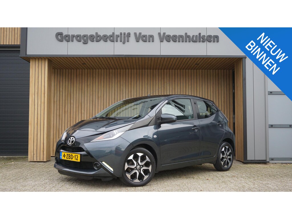 Toyota Aygo 1.0 VVT-i 69pk x-play 5Drs Airco Navi Cruise Control 15inch LM A-Camera *NL auto*