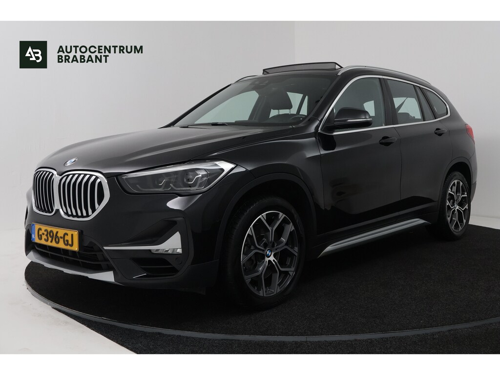 BMW X1 sDrive20i VDL Nedcar Edition (PANORAMADAK, CAMERA, STOELVERWARMING, PARKEERSENSOREN)