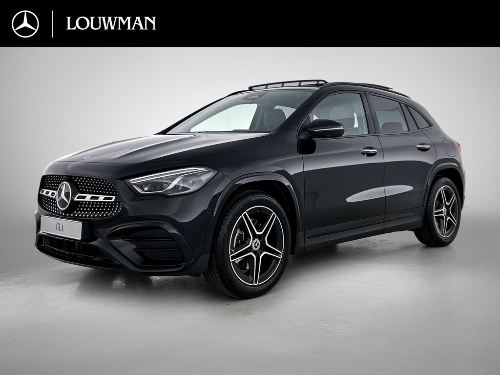 Mercedes-Benz GLA 180 Business Solution AMG | Premium Plus pakket | Nightpakket | Trekhaak | Panoramaschuifdak | GUARD 360 ° Plus | DISTRONIC | 360° camera | 19” vijf-dubbelspaaks AMG velgen |