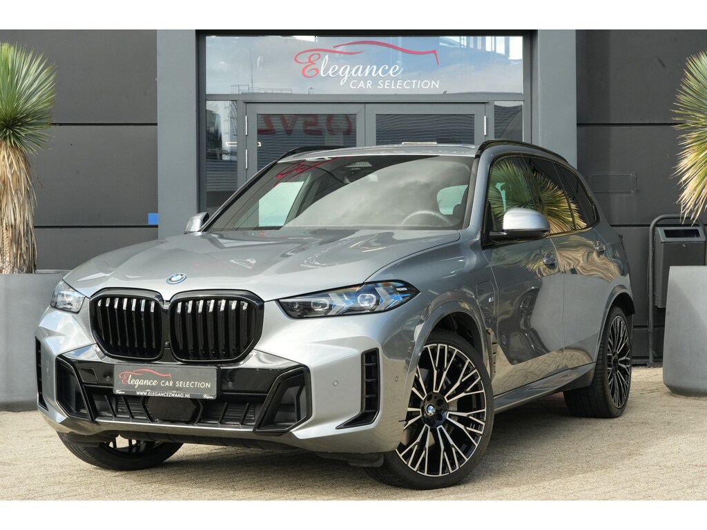 BMW X5 xDrive50e M Sport | 495 PK | PHEV | Pano | HUD | 360° | Softclose BMW X5 xDrive50e M Sport 495 PK Plug-in Hybrid met 3.0 zescilinder benzinemotor en 8-traps automatische transmissie, voorzien van een elektrisch panoramadak, luxe lederen bekleding, Head-Up D