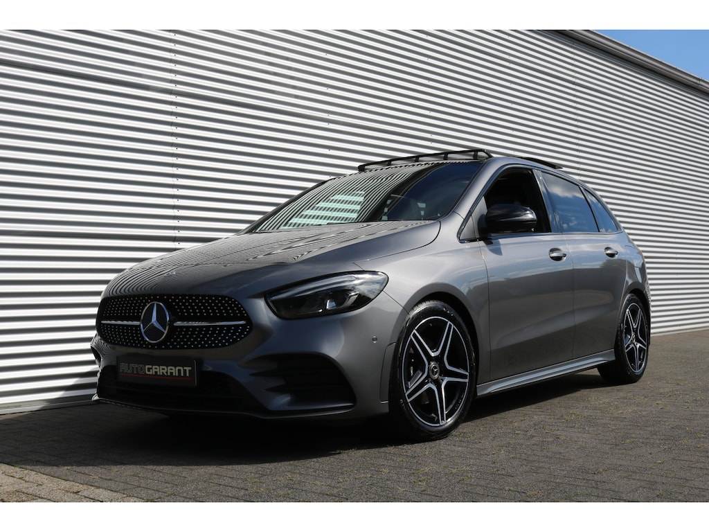 Mercedes-Benz B-klasse 200 Aut AMG Pakket AMG NightPakket (Panoramadak Sportleder Navi/Camera Sfeer Trekhaak Full-Led PrivacyGlass Pdc V+A)