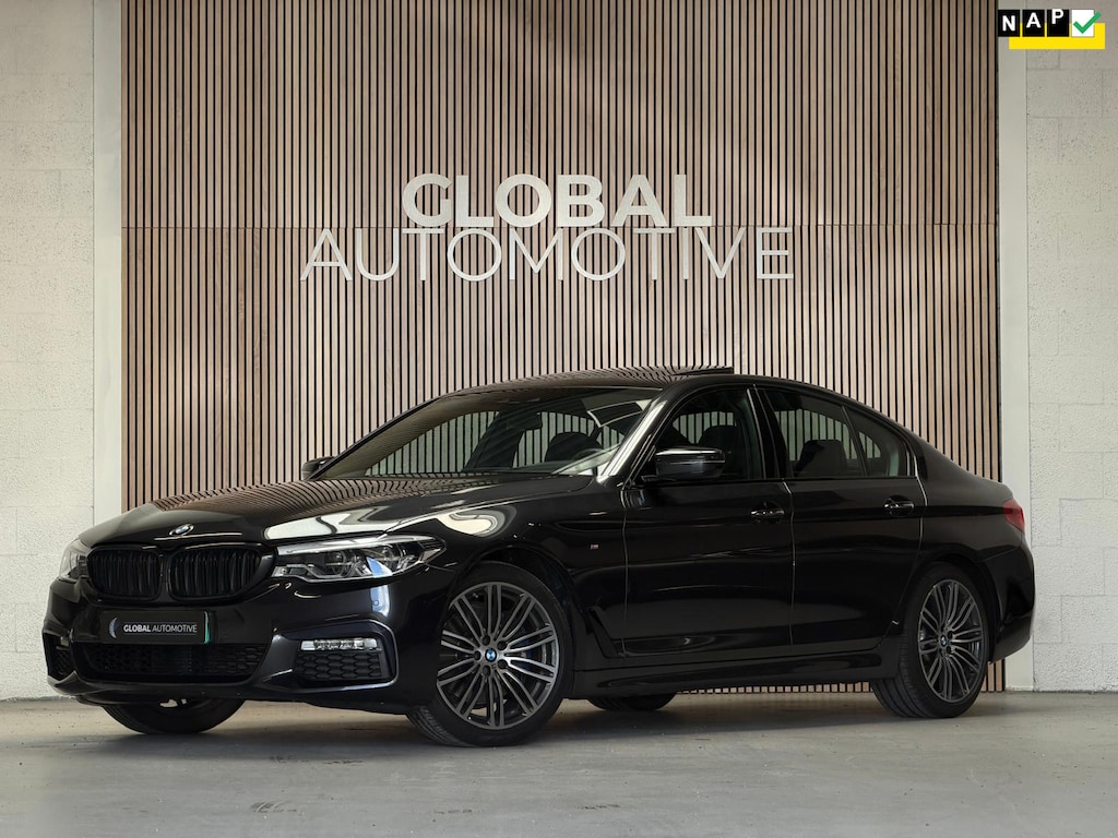 BMW 5-Serie 530i High Executive - M SPORT - LEDEREN DASHBOARD - SCHUIFDAK - 19 INCH - NAPPA LEER - DISPLAY SLEUTEL