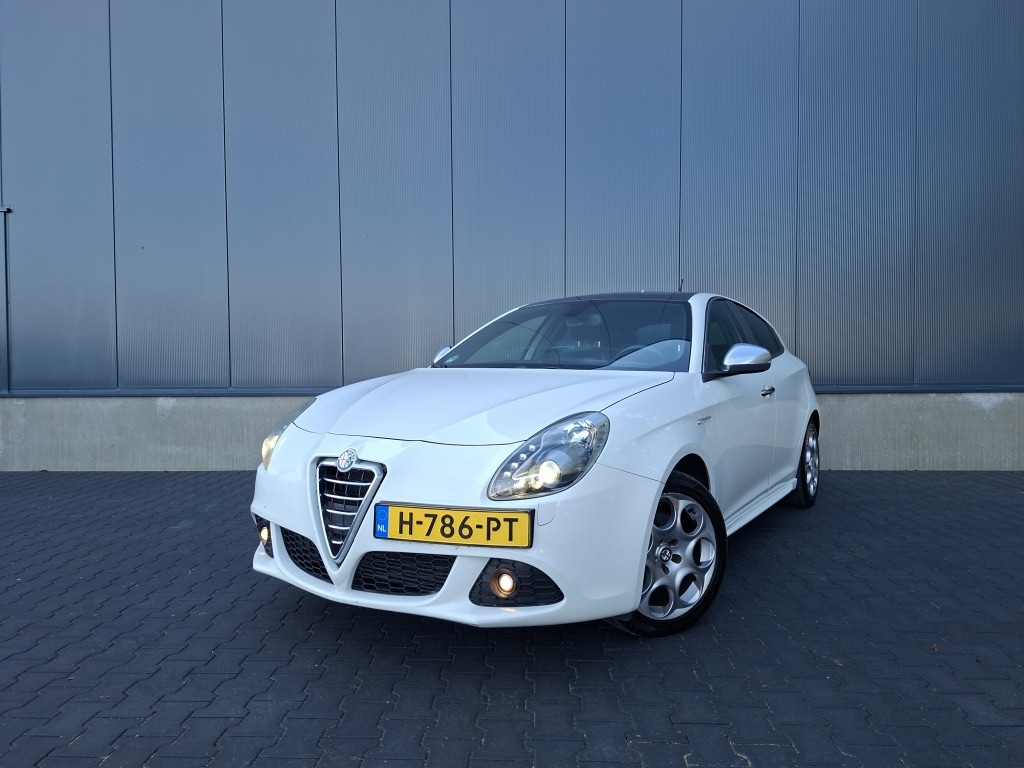 Alfa Romeo Giulietta 1.4 T Distinctive | Schuifkanteldak | Goed onderhouden | Half lederen bekleding | Cruise control |