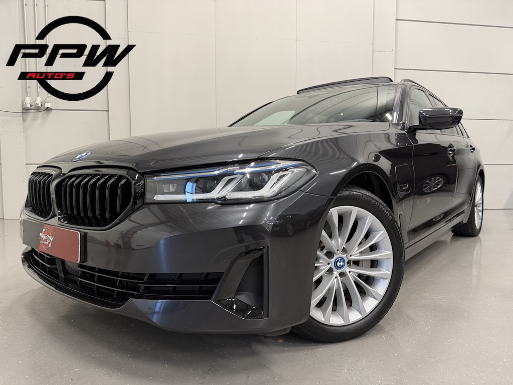 BMW 5-Serie Touring 530e xDrive High exe PANO/TREKHAAK/H&K/LASER/360CAMERA/HEAD-UP/ACC/LEER-SPORT/SFEER/DRIVING ASS. PRO/M-SPORTSTUUR/KEYLESS/DONKERE-HEMEL/VOLLEDIG BMW DEALER HISTORIE/ABSOLUTE NIEUWSTAAT