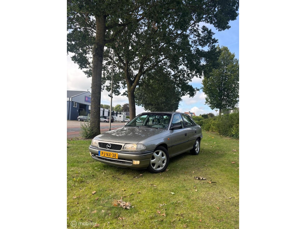 Opel Astra sedan 1.6i-16V CDX trekhaak 2 jr apk