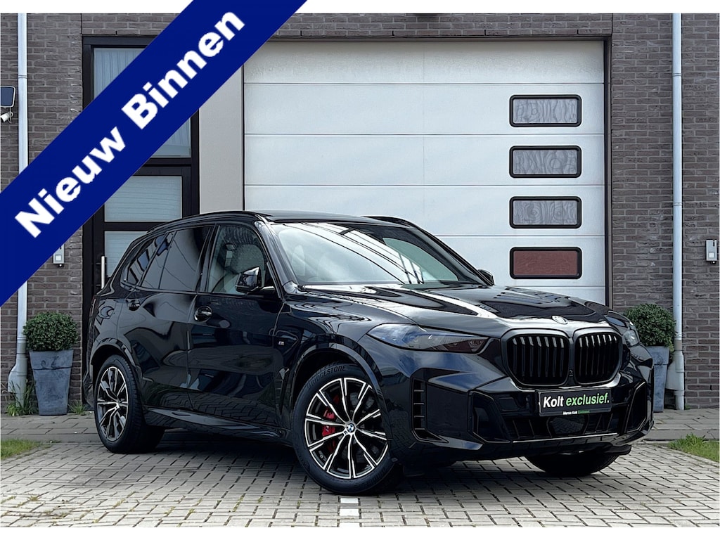 BMW X5 xDrive50e High Executive M Sport | Sky Lounge | Achteras Besturing | BMW Nieren Iconic Glow | Head-UP | Panodak Sky Lounge | Luchtvering | Soft Close | Harman-Kardon | 360 Camera | Trekhaak | Park Assist Prof | Individual Leder Merino | Zwarte Hemel |