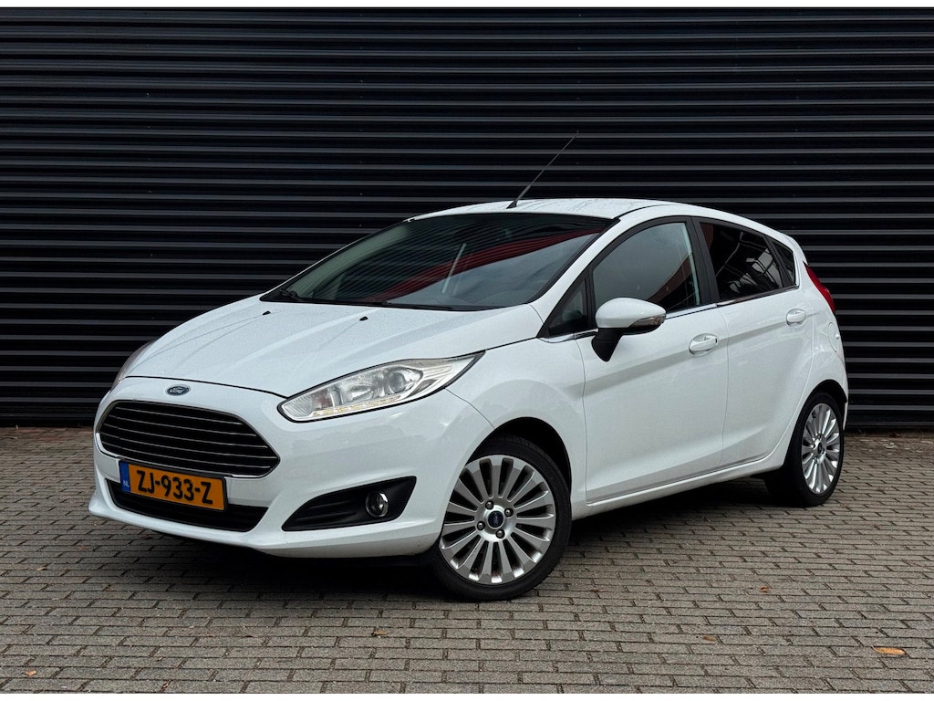 Ford Fiesta 1.0 EcoBoost Titanium | Nieuwe Distributieriem! | Verwarmde Voorruit & Voorstoelen | Lichtmetalen Velgen 17"