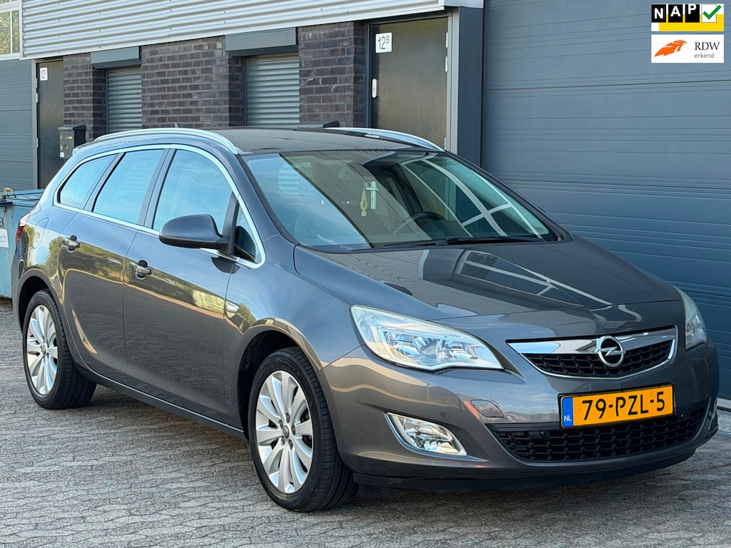 Opel Astra Sports Tourer 1.4 Cosmo NAVI LEER CLIMA CRUISE TREKHAAK APK NAP