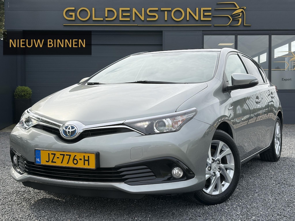 Toyota Auris 1.8 Hybrid Trend ✓Dealer Onderhouden✓2e Eigenaar✓Pano✓Trekhaak✓Camera✓Navi✓Clima✓Cruise✓Lm velgen✓Extra Winterset✓136pk✓N.A.P✓Apk tot 07-2027