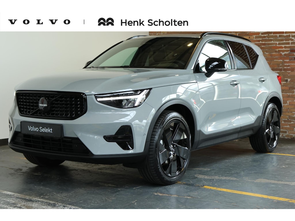 Volvo XC40 B4 Plus Black Edition | Panoramadak | Trekhaak | Stoelverwarming | Parkeersensoren voor + achter | 360 graden camera | Premium audio by Harman Kardon | Apple carplay/Android auto | 20 Lichtmetalen Velgen