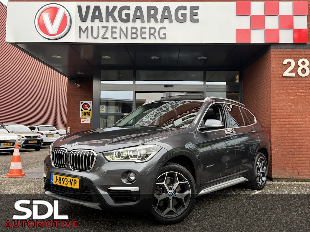 BMW X1 xDrive20i Executive // PANO / SCHUIF- KANTELDAK // NAVI // PDC V+A // CRUISE // TREKHAAK // ELEK. ACHTERKLEP //