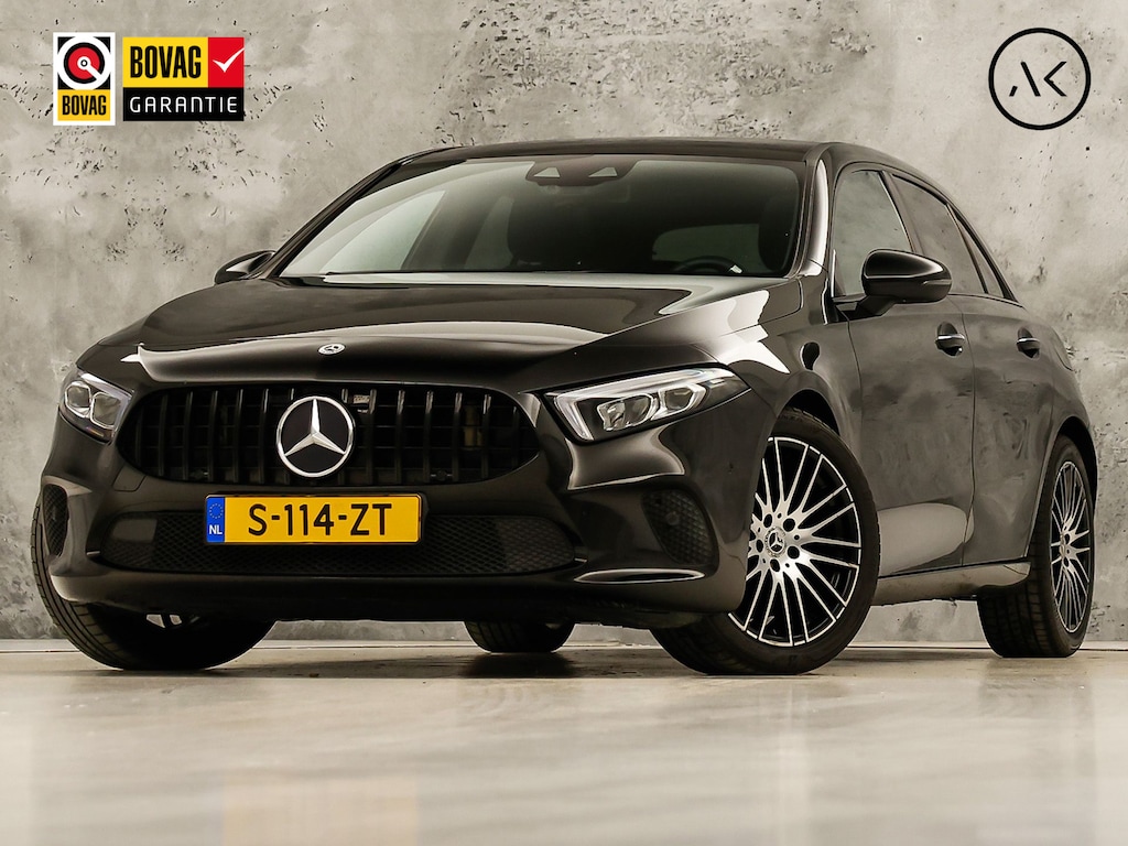 Mercedes-Benz A-klasse 200 AMG Sport 163Pk Automaat (PANORAMADAK, APPLE CARPLAY, GROOT NAVI, SFEERVERLICHTING, CAMERA, SPORTSTOELEN, LEDER, GETINT GLAS, STOELVERWARMING, NIEUWSTAAT)