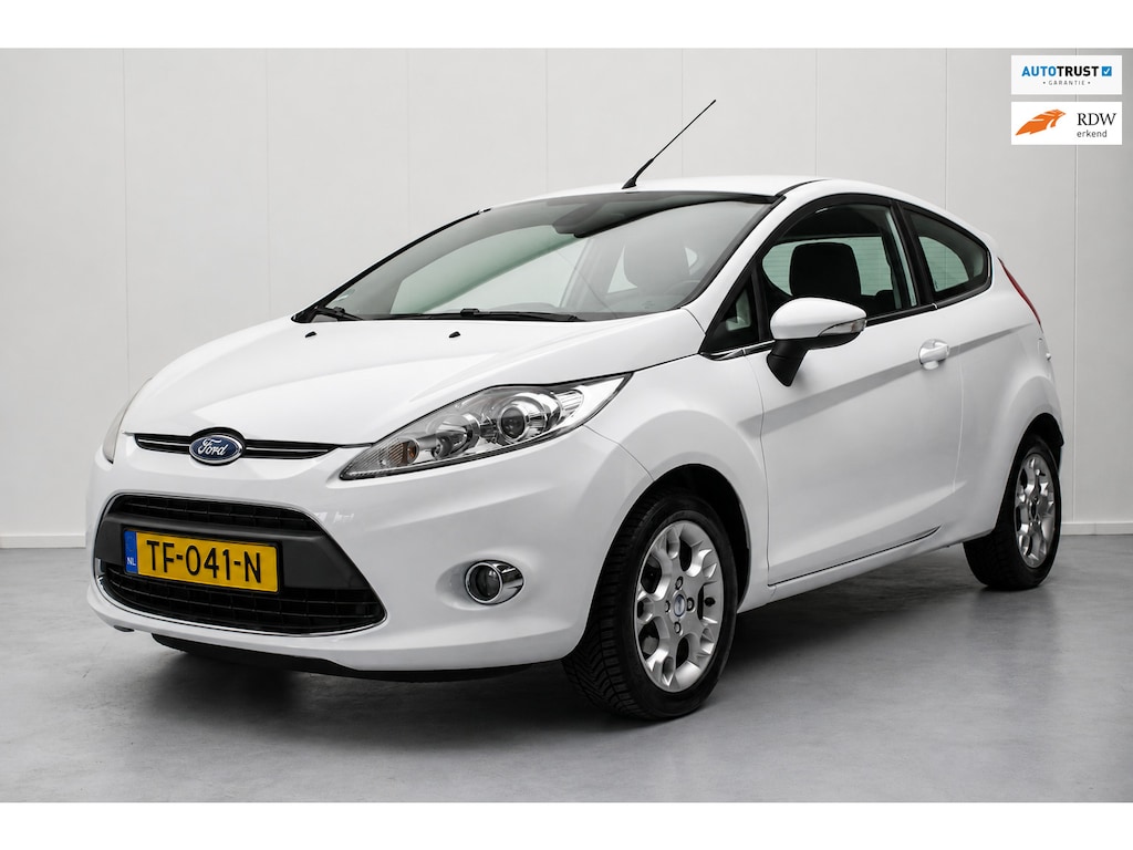 Ford Fiesta 1.4 Titanium Sport [ Bluetooth Stoelverwarming Spoiler Climate Control Sfeerverlichting ]