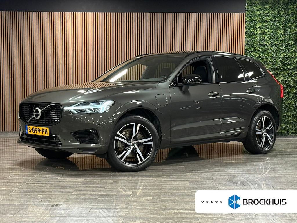 Volvo XC60 T8 AWD Recharge R-Design | Trekhaak | Parkeercamera | Schuifdak | Cruise Control | Stoelverwarming | Stuurwielverwarming | Schuifdak | Full LED Meesturende koplampen | Pilot Assist | BLIS Dode Hoek Detectie | Gelamineerde zijruiten | Elektrische bestuurdersstoel met geheugen | R-Design Contour stoelen met wit stiksel en bies | Zitting verlenging voorstoelen | 19 Inch | Keyless Drive | Elektrisch bedienbare achterklep | DAB Radio | Apple Carplay/Android Auto | Volvo On Call met mobiele App functie | Pine Grey Metallic |