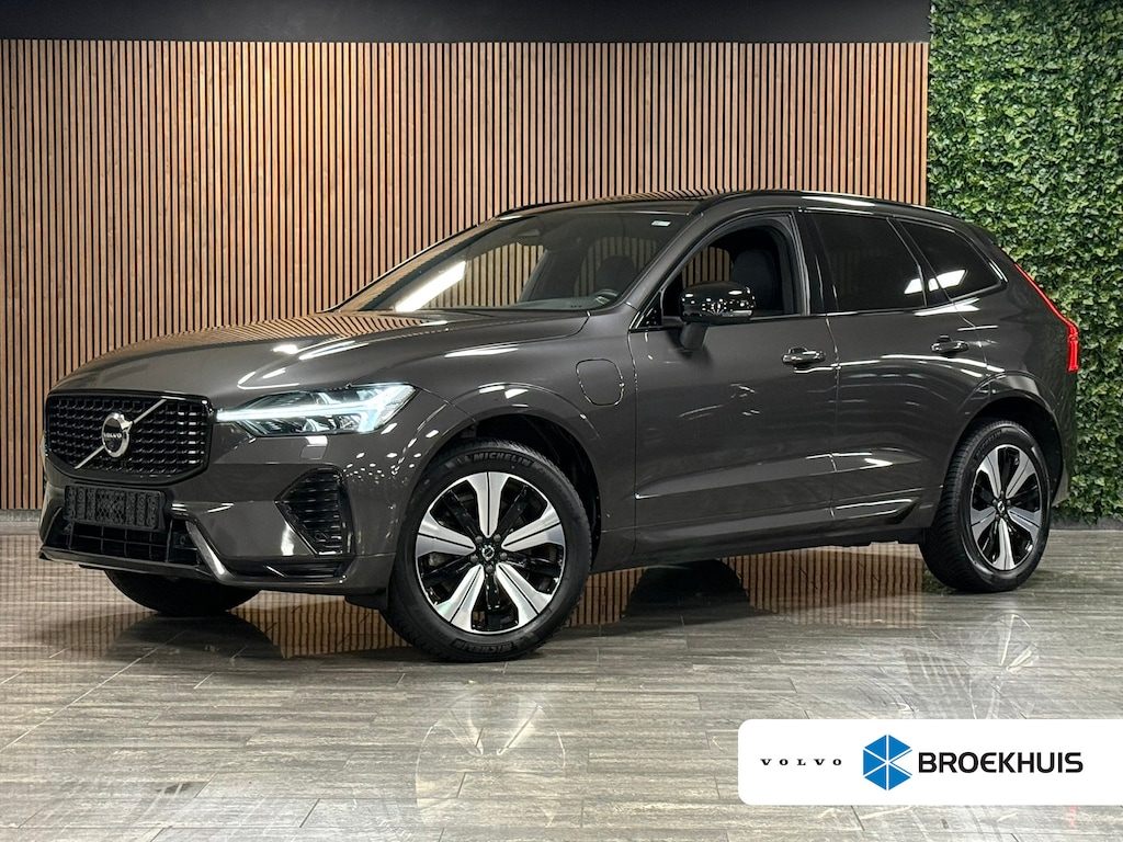 Volvo XC60 T6 AWD Recharge Plus Dark | Harman Kardon | Schuifdak | 360° Camera | Adaptieve Cruise Control | Stoelverwarming voor+achter | Stuurwielverwarming | Full LED Meesturende koplampen | Pilot Assist | BLIS Dode Hoek Detectie | Elektrische voorstoelen geheugen | R-Design Contour stoelen met wit stiksel en bies | Zitting verlenging voorstoelen | Lederen dashboard | 19 Inch | Google Infotainment | Keyless Drive | Elektrisch bedienbare achterklep | DAB Radio | Apple Carplay/Android Auto | Draadloos telefoon opladen | Volvo On Call met mobiele App functie | Platinum Grey Metallic |