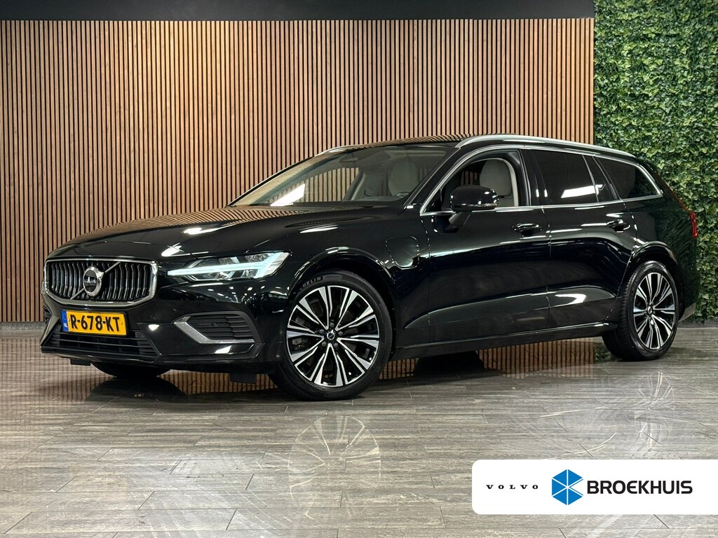 Volvo V60 T6 AWD Recharge Ultimate Bright Long Range | Schuifdak | Stoelventilatie | Head-Up Display | Harman Kardon | Stoelmassage | Adaptieve Cruise Control | Stoelverwarming voor+achter | Stuurwielverwarming | Full LED Meesturende koplampen | Pilot Assist | BLIS Dode Hoek Detectie | Elektrische voorstoelen geheugen | Nappa Lederen bekleding | Zitting verlenging voorstoelen | Lederen Dashboard | 18 Inch | Google Infotainment | Keyless Drive | Parkeersensoren voor+achter | Privacy Glass | Elektrisch bedienbare achterklep | DAB Radio | Apple Carplay/Android Auto | Volvo On Call met mobiele App functie | Onyx Black Metallic |