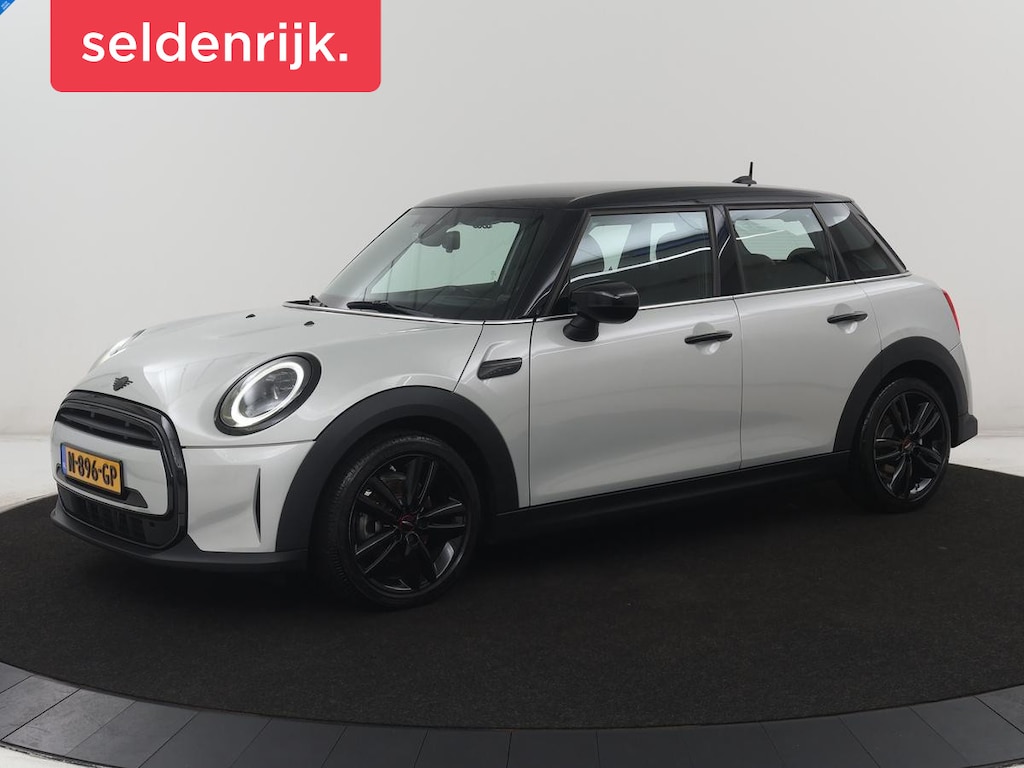 MINI Cooper 5-Deurs 1.5 Business Edition | Leder | Cruise control | Head-up | Camera | Park assist | Carplay | Climate control | 17" velgen