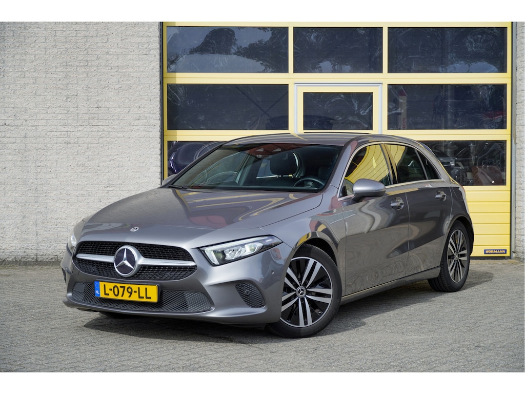 Mercedes-Benz A-klasse 180 Automaat! 5drs Business Solution Luxury BJ2021 Lmv 17" | Led V+A | Pdc | Elek. trekhaak | Achteruitrijcamera | App-Connect | Navi | Virtual cockpit | Sfeerverlichting | Cruise control | Lederen bekleding | Sportstoelen | Verwarmde voorstoelen