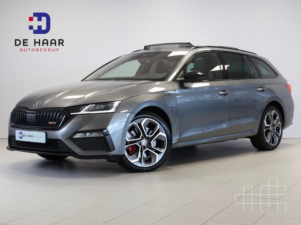 Skoda Octavia Combi 1.4 TSI iV RS - Schuif/Kanteldak - Trekhaak - Leer