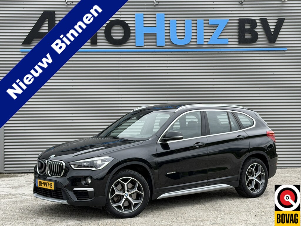 BMW X1 sDrive20i xLine Leder Panoramadak HiFi Pakket Head-Up Display PDC Afn. Trekhaak Sportstoelen 4S Banden